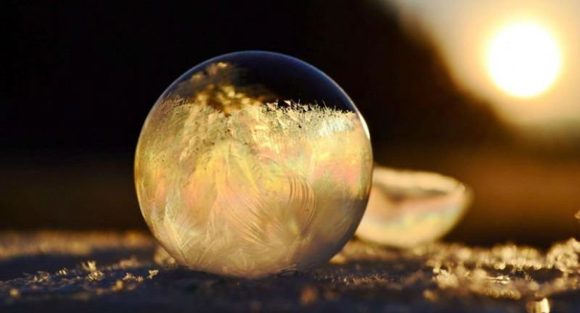 Crystal balls — a girl photographs soap bubbles in the cold Crystal balls — a girl photographs soap bubbles in the cold