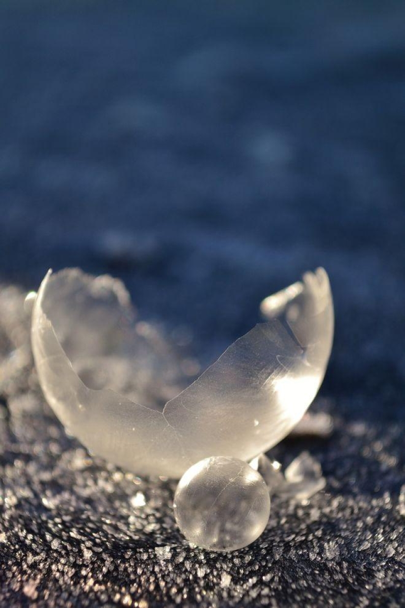 Crystal balls — a girl photographs soap bubbles in the cold Crystal balls — a girl photographs soap bubbles in the cold