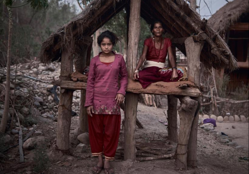 Culpables por género: A dónde envían a las niñas durante la menstruación en Nepal