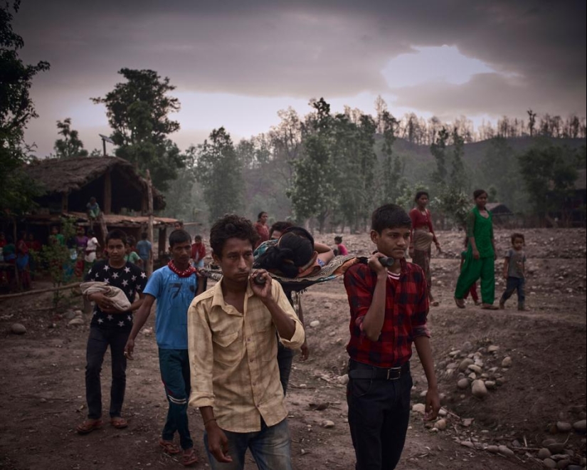Culpables por género: A dónde envían a las niñas durante la menstruación en Nepal