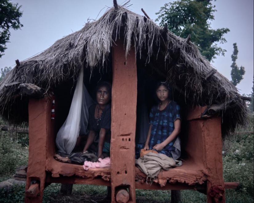 Culpables por género: A dónde envían a las niñas durante la menstruación en Nepal