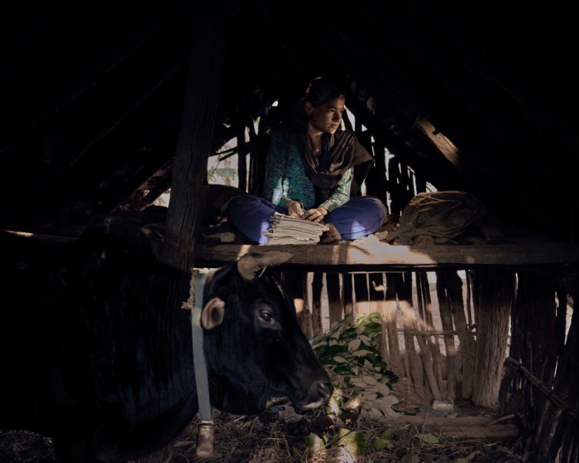 Culpables por género: A dónde envían a las niñas durante la menstruación en Nepal