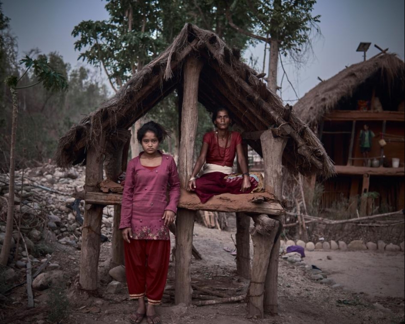Culpables por género: A dónde envían a las niñas durante la menstruación en Nepal