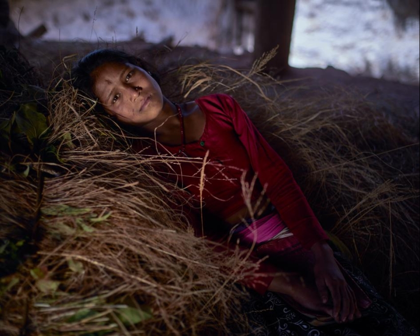 Culpables por género: A dónde envían a las niñas durante la menstruación en Nepal