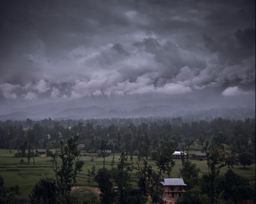 Culpables por género: A dónde envían a las niñas durante la menstruación en Nepal