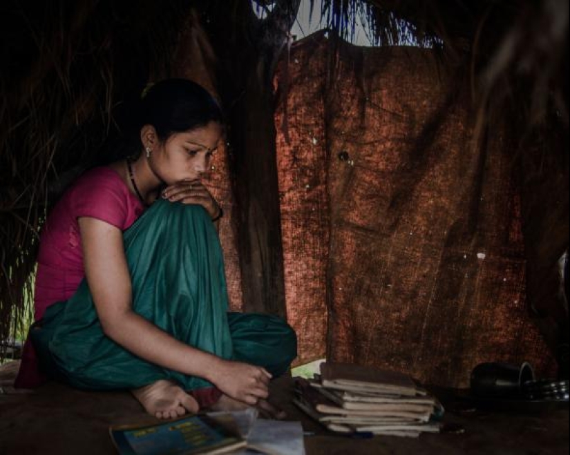Culpables por género: A dónde envían a las niñas durante la menstruación en Nepal