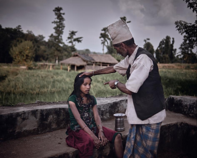 Culpables por género: A dónde envían a las niñas durante la menstruación en Nepal