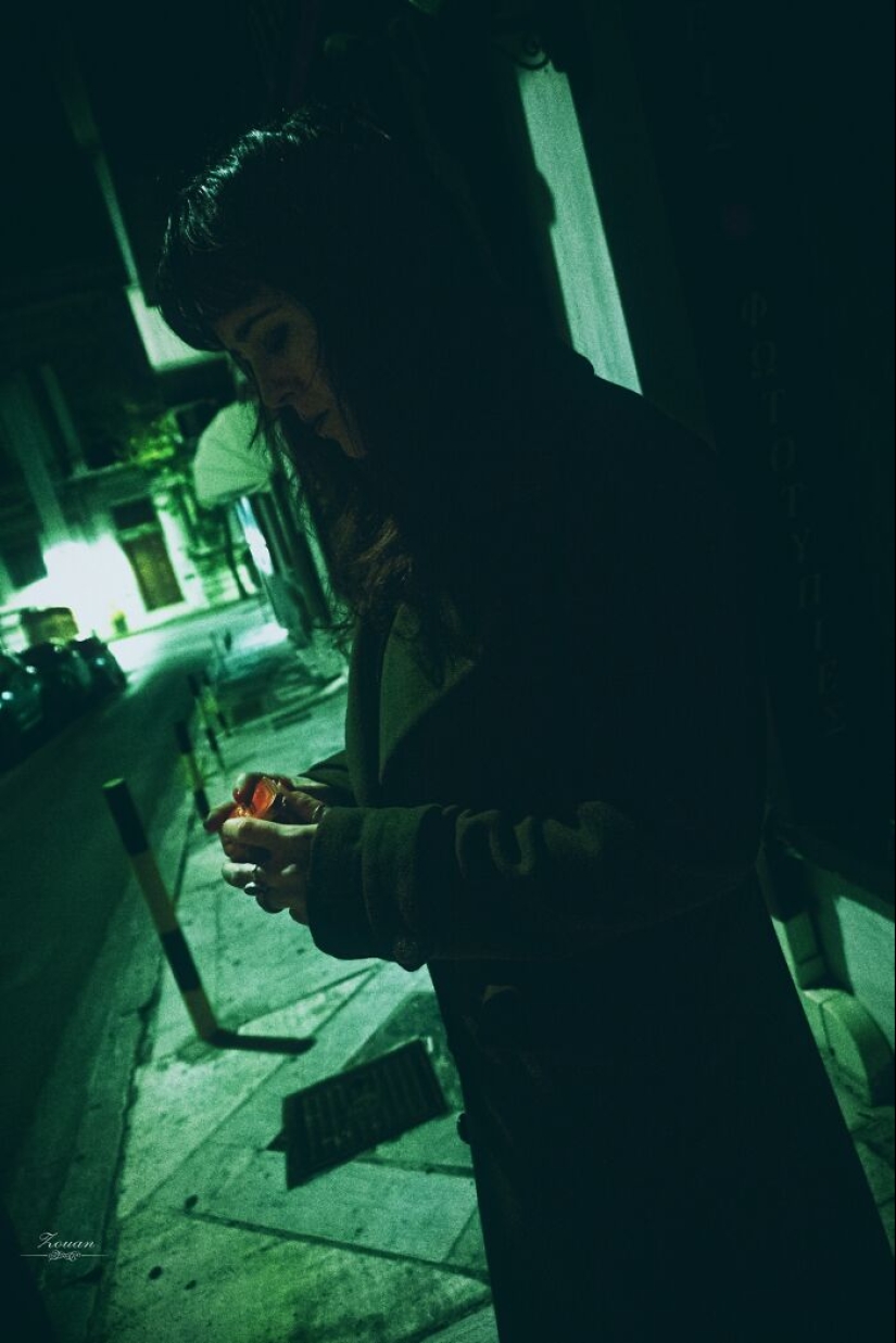 Cyberpunk Atenas 2124: Fotografía callejera nocturna por Zouan Kourtis