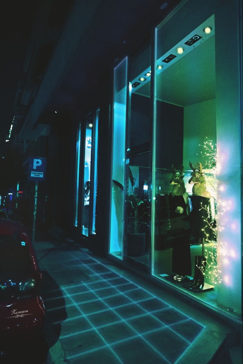 Cyberpunk Atenas 2124: Fotografía callejera nocturna por Zouan Kourtis