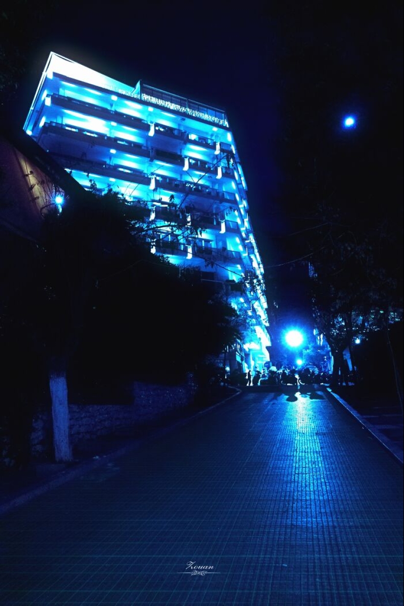 Cyberpunk Atenas 2124: Fotografía callejera nocturna por Zouan Kourtis
