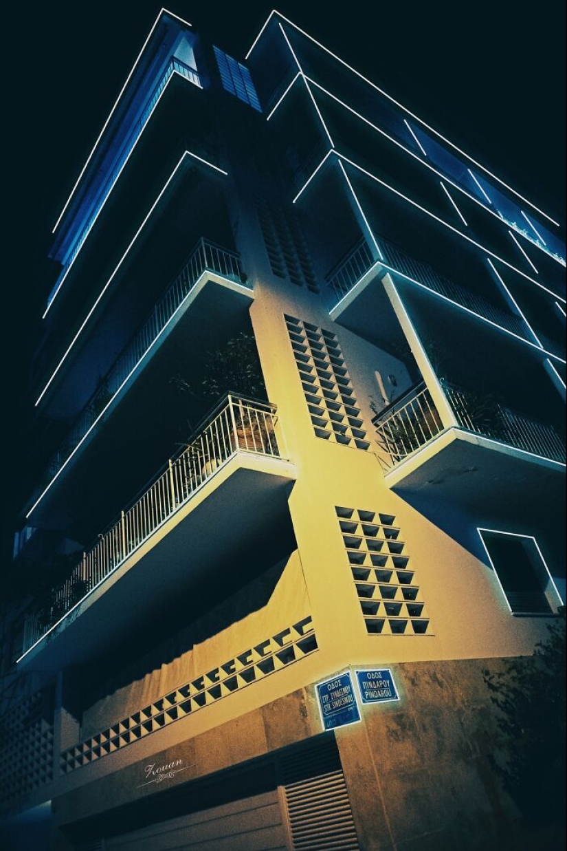 Cyberpunk Atenas 2124: Fotografía callejera nocturna por Zouan Kourtis