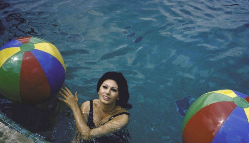 Dolce vita: unknown photos of a young Sophia Loren in a luxury villa