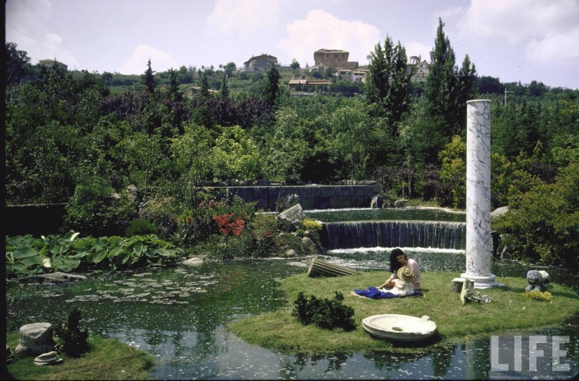 Dolce vita: unknown photos of a young Sophia Loren in a luxury villa