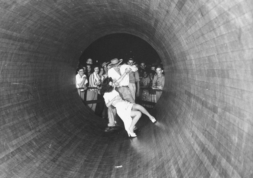 El alucinante "Rotor" es una atracción giratoria de los años 50 para los más desesperados El alucinante "Rotor" es una atracción giratoria de los años 50 para los más desesperados