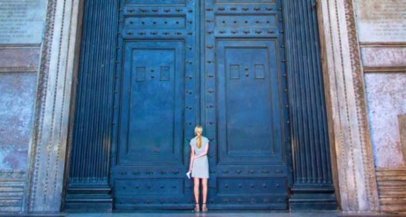 El misterio de las puertas del Panteón, que pesan 17 toneladas pero pueden ser abiertas por una sola persona El misterio de las puertas del Panteón, que pesan 17 toneladas pero pueden ser abiertas por una sola persona