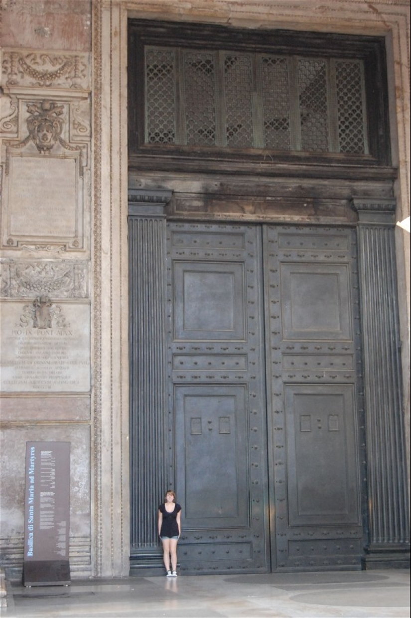 El misterio de las puertas del Panteón, que pesan 17 toneladas pero pueden ser abiertas por una sola persona El misterio de las puertas del Panteón, que pesan 17 toneladas pero pueden ser abiertas por una sola persona