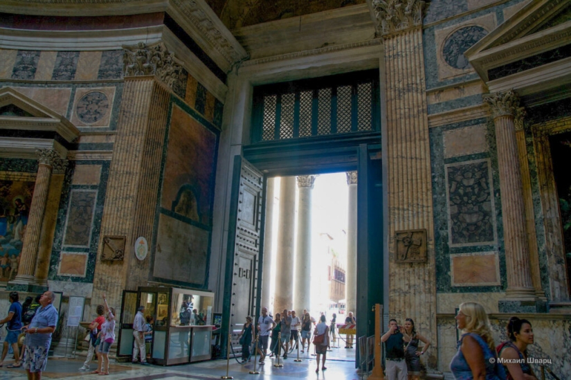 El misterio de las puertas del Panteón, que pesan 17 toneladas pero pueden ser abiertas por una sola persona El misterio de las puertas del Panteón, que pesan 17 toneladas pero pueden ser abiertas por una sola persona