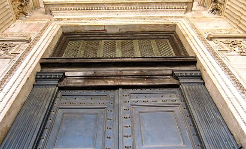 El misterio de las puertas del Panteón, que pesan 17 toneladas pero pueden ser abiertas por una sola persona El misterio de las puertas del Panteón, que pesan 17 toneladas pero pueden ser abiertas por una sola persona