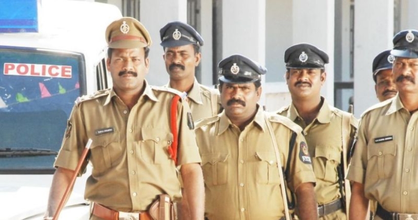 En India, la pandilla abrió su propia estación de policía e hizo negocios allí En India, la pandilla abrió su propia estación de policía e hizo negocios allí