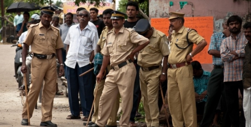 En India, la pandilla abrió su propia estación de policía e hizo negocios allí En India, la pandilla abrió su propia estación de policía e hizo negocios allí