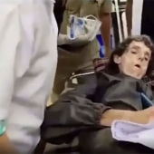 Encuentran a una mujer estadounidense encadenada a un árbol tras 40 días sin comer; su marido la dejó allí Encuentran a una mujer estadounidense encadenada a un árbol tras 40 días sin comer; su marido la dejó allí