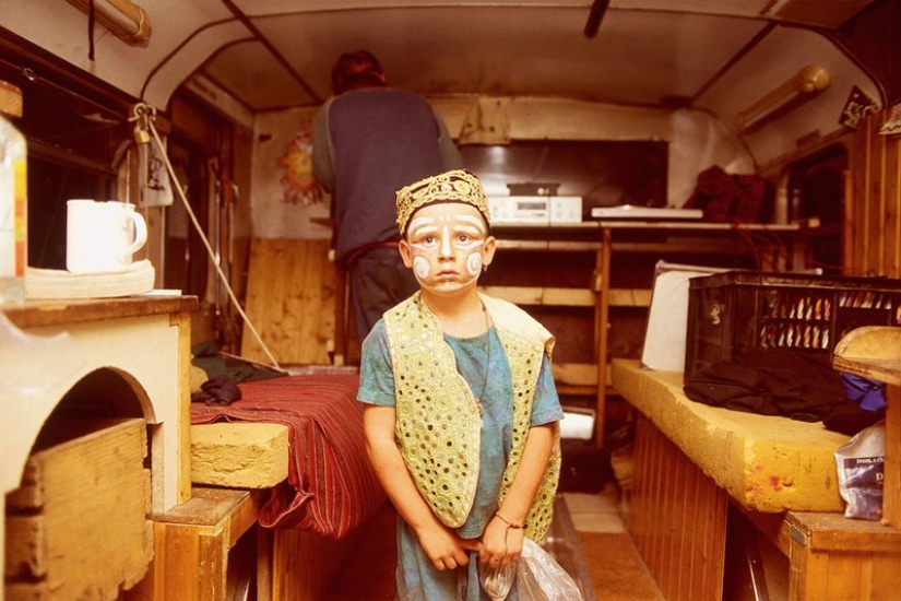Endless Summer: The Nomadic Life of the Ravers of the 1990s