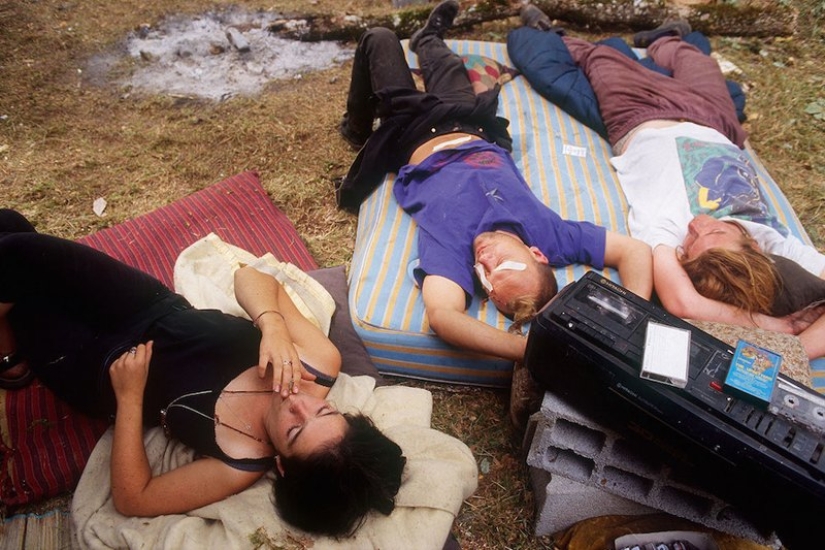 Endless Summer: The Nomadic Life of the Ravers of the 1990s