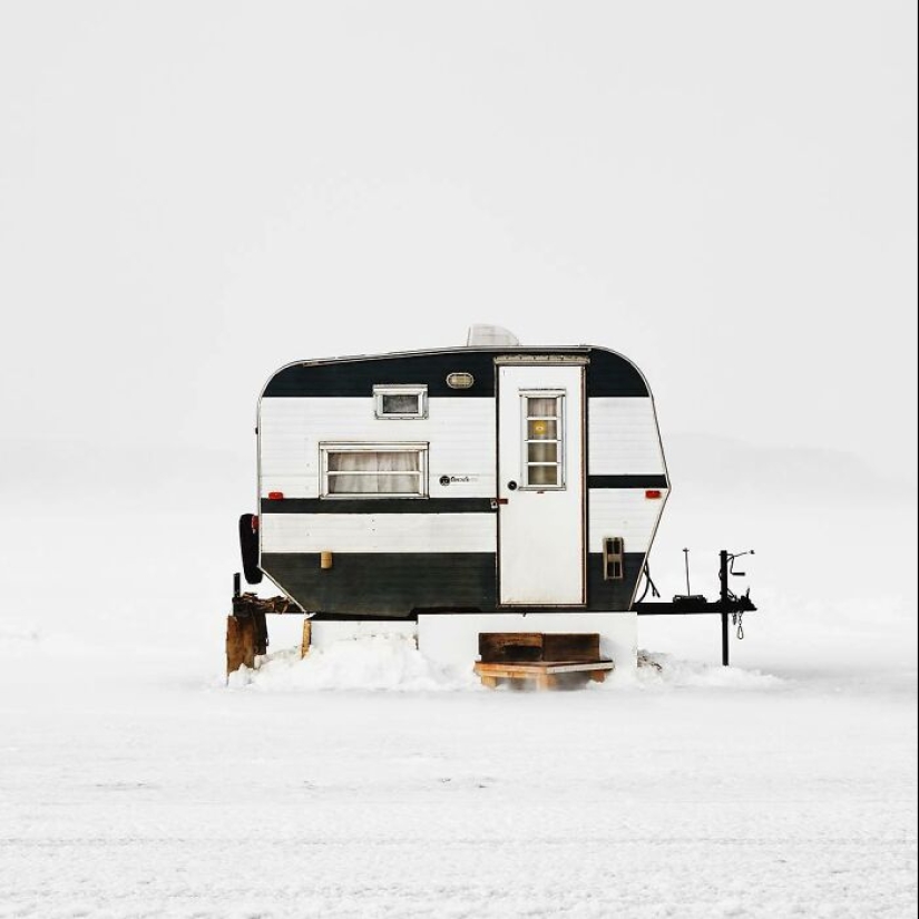 Este fotógrafo capturó un centro de pesca en hielo en Canadá, y aquí están sus 10 mejores trabajos