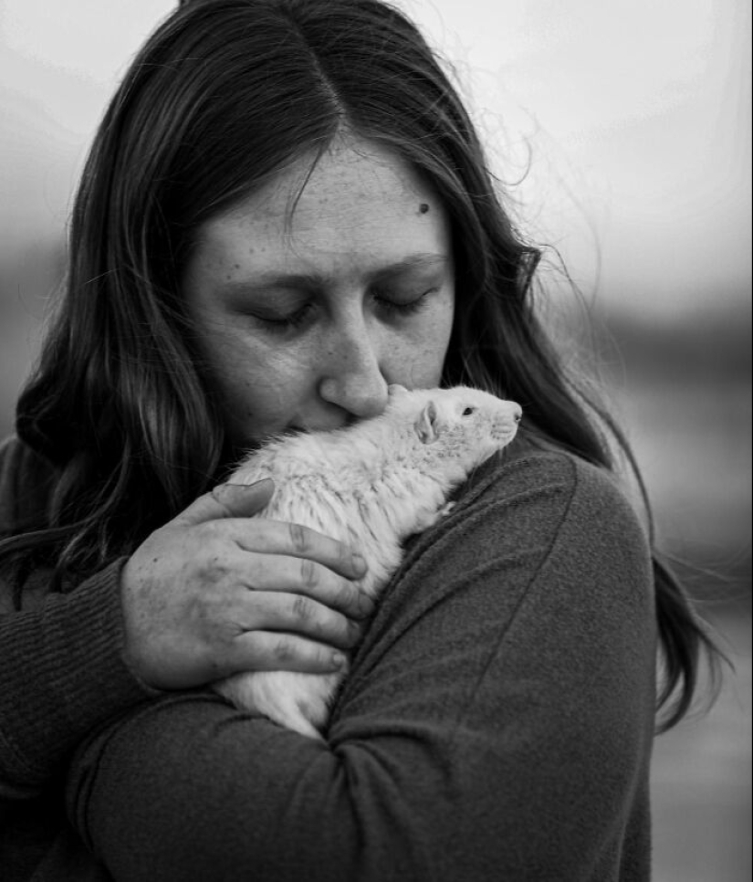Este fotógrafo captura a personas con sus mascotas antes de cruzar el “Puente del Arcoíris”