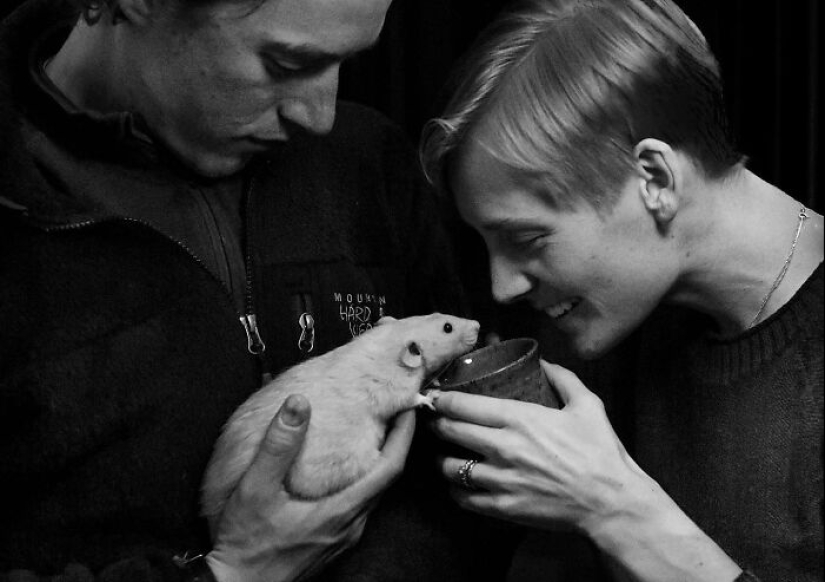 Este fotógrafo captura a personas con sus mascotas antes de cruzar el “Puente del Arcoíris”