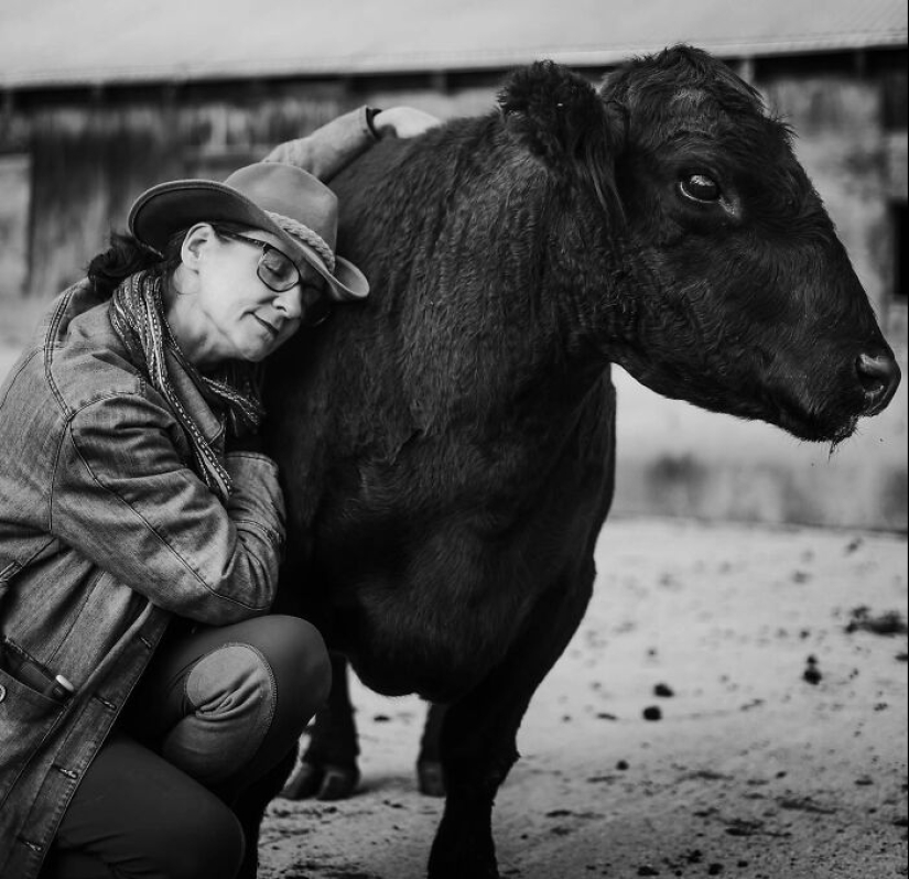 Este fotógrafo captura a personas con sus mascotas antes de cruzar el “Puente del Arcoíris”