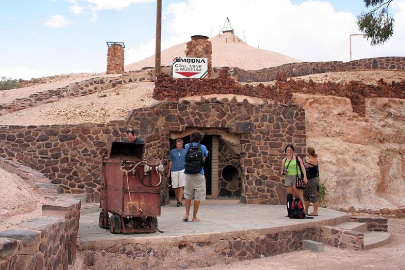 Exiles of the Sun: about the town of Coober Pedy, where people live underground Exiles of the Sun: about the town of Coober Pedy, where people live underground