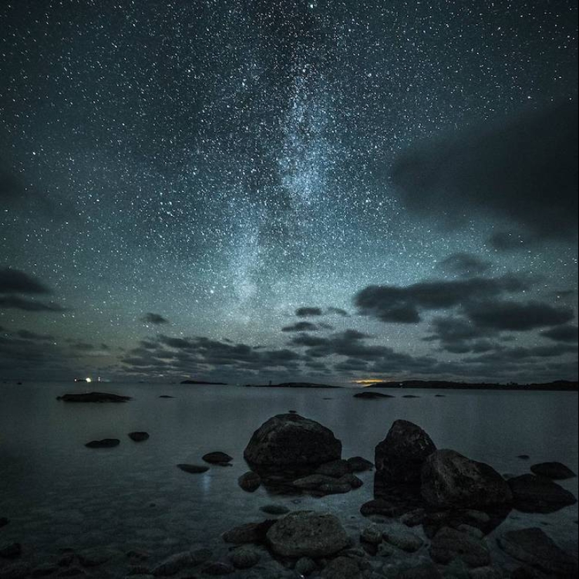 Finn deambula solo bajo las estrellas y hace fotos fascinantes
