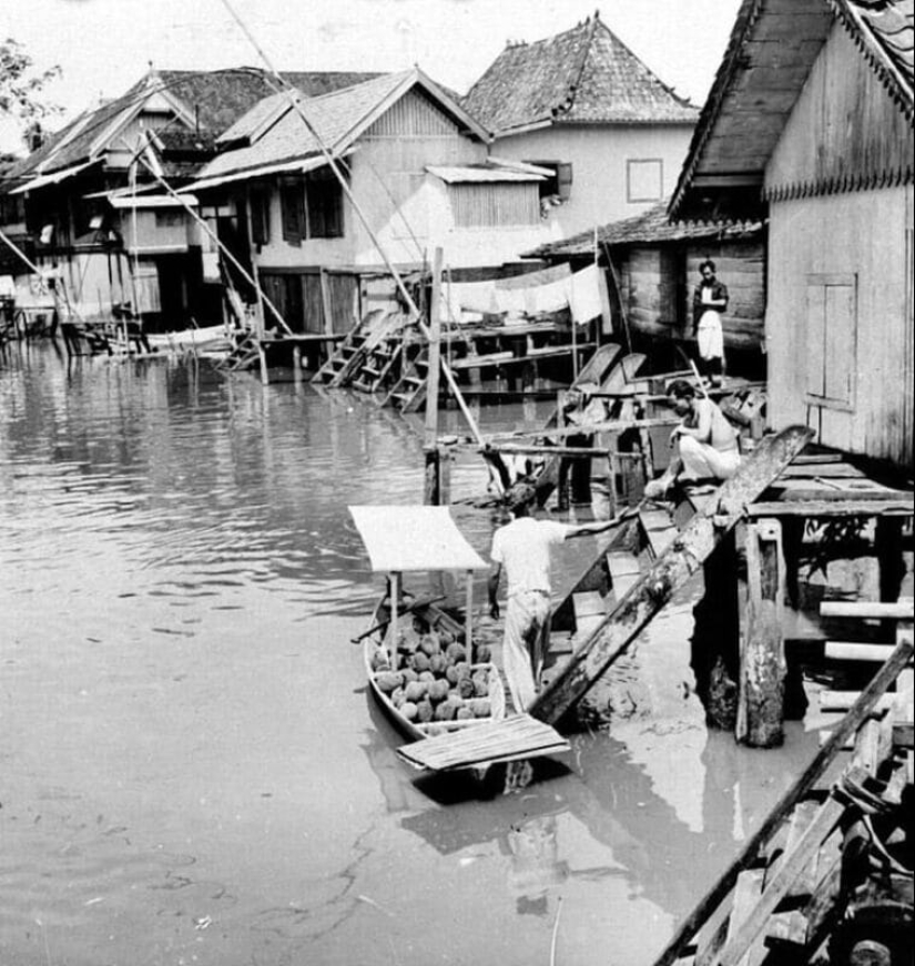 Fishermen have found treasures of a vanished ancient civilization in Indonesia Fishermen have found treasures of a vanished ancient civilization in Indonesia