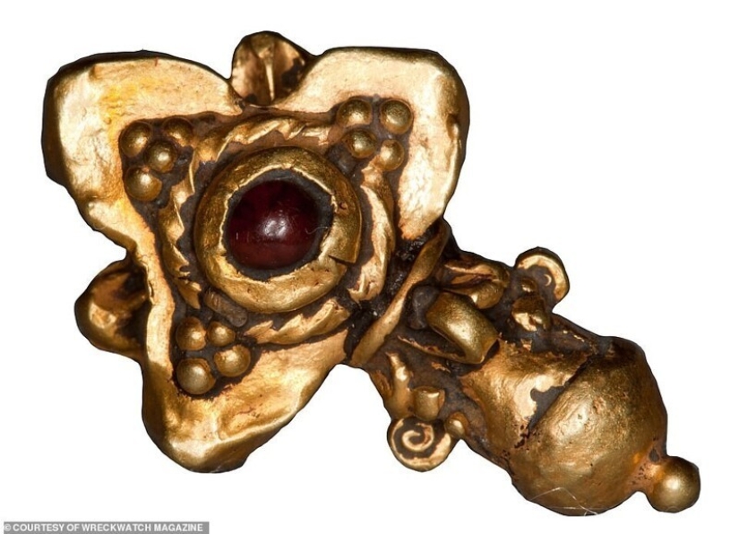 Fishermen have found treasures of a vanished ancient civilization in Indonesia Fishermen have found treasures of a vanished ancient civilization in Indonesia