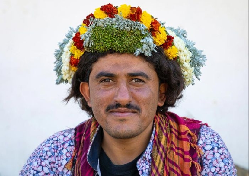 Flowers are not just for girls, or Why real Arabs wear wreaths