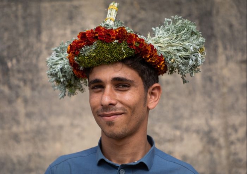 Flowers are not just for girls, or Why real Arabs wear wreaths