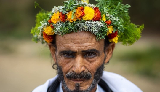 Flowers are not just for girls, or Why real Arabs wear wreaths Flowers are not just for girls, or Why real Arabs wear wreaths