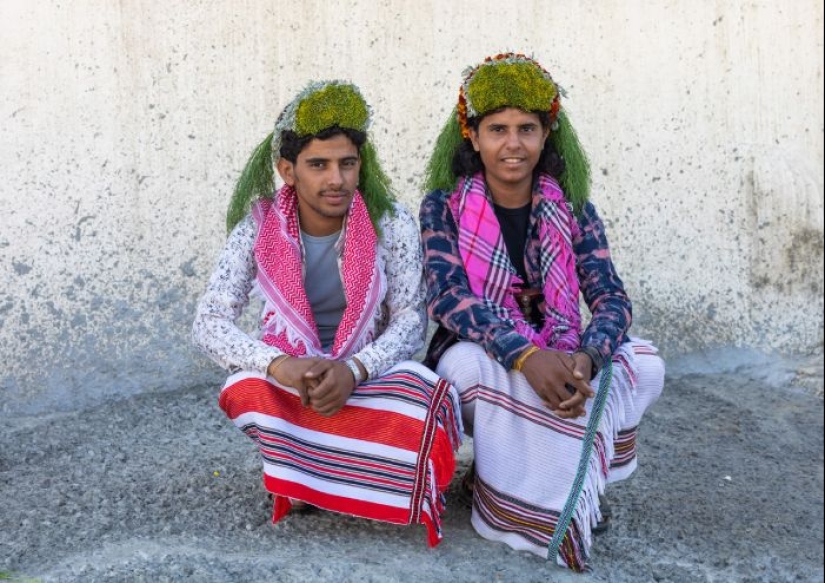 Flowers are not just for girls, or Why real Arabs wear wreaths