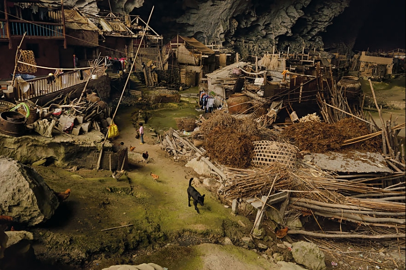 Giant cave in China, in which he placed the whole village of 100 people Giant cave in China, in which he placed the whole village of 100 people