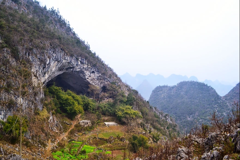 Giant cave in China, in which he placed the whole village of 100 people Giant cave in China, in which he placed the whole village of 100 people