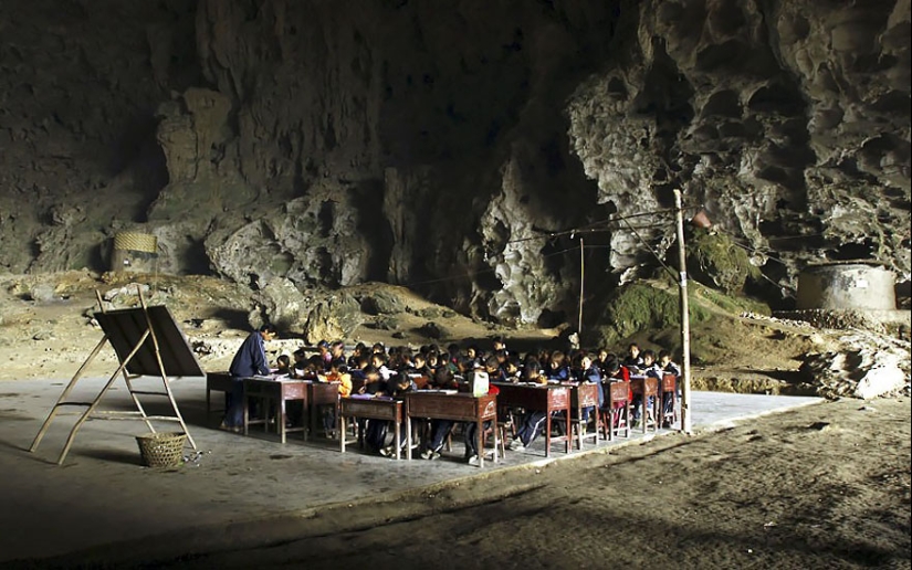 Giant cave in China, in which he placed the whole village of 100 people Giant cave in China, in which he placed the whole village of 100 people