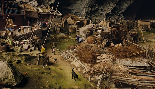 Giant cave in China, in which he placed the whole village of 100 people