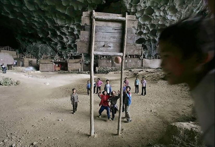 Giant cave in China, in which he placed the whole village of 100 people Giant cave in China, in which he placed the whole village of 100 people