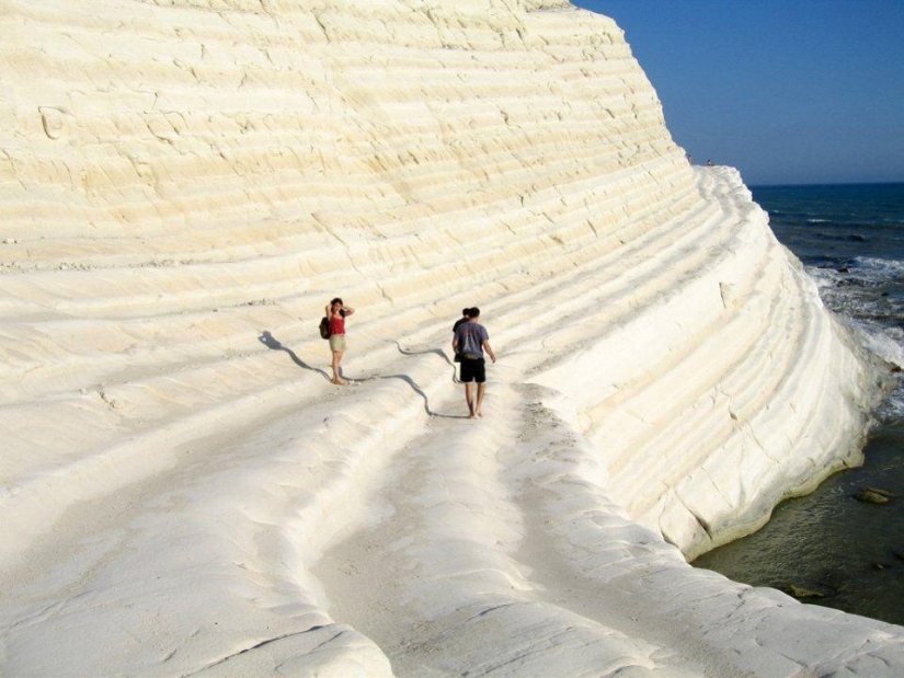 Gulpiyuri and 15 of the most unusual beaches of the world