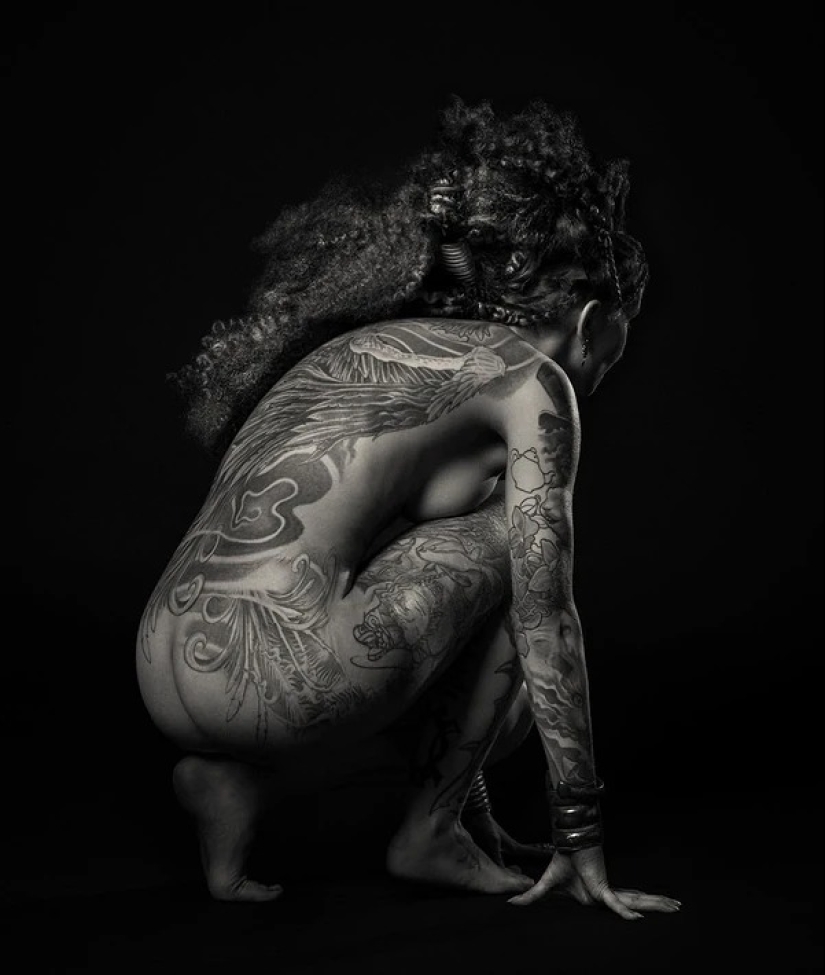 Hermosas chicas y sus tatuajes: 32 fotos en blanco y negro imbuidas de una estética encantadora Hermosas chicas y sus tatuajes: 32 fotos en blanco y negro imbuidas de una estética encantadora