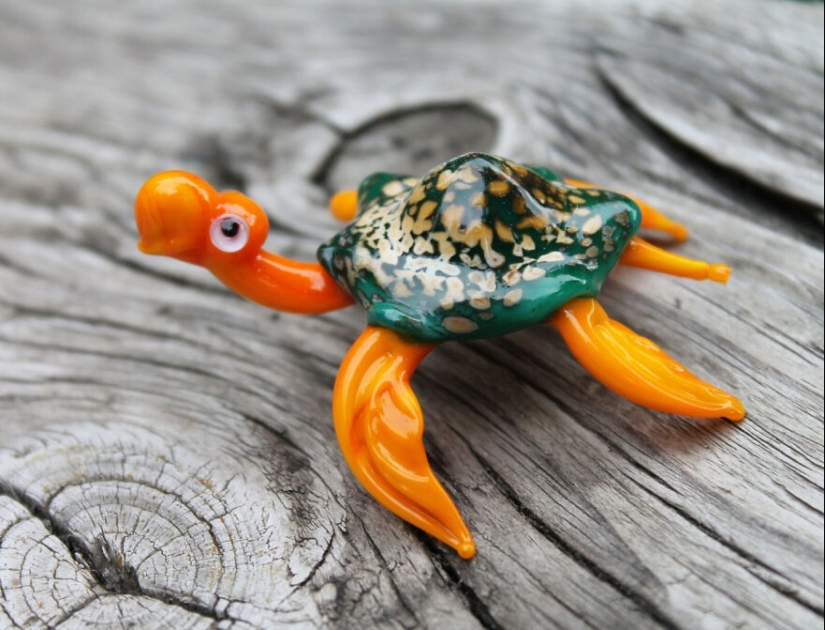 Hice lindas figuras de tortugas de vidrio en diferentes colores. Hice lindas figuras de tortugas de vidrio en diferentes colores.