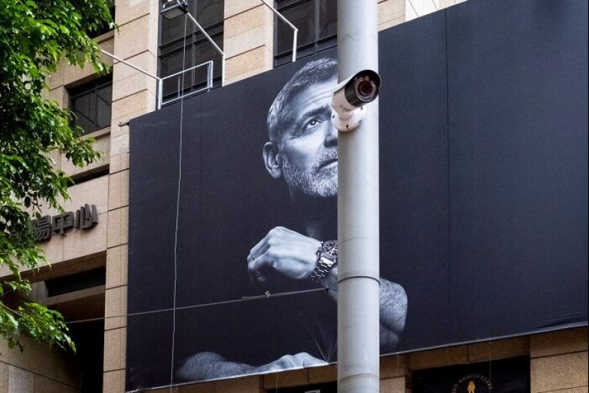 Hong Kong street photographer captures unexpected moments Hong Kong street photographer captures unexpected moments
