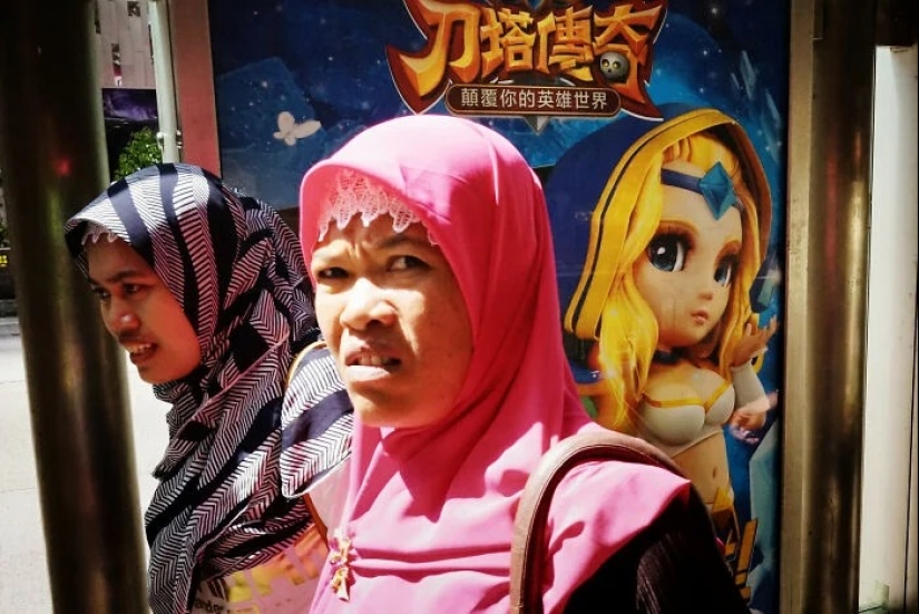 Hong Kong street photographer captures unexpected moments Hong Kong street photographer captures unexpected moments
