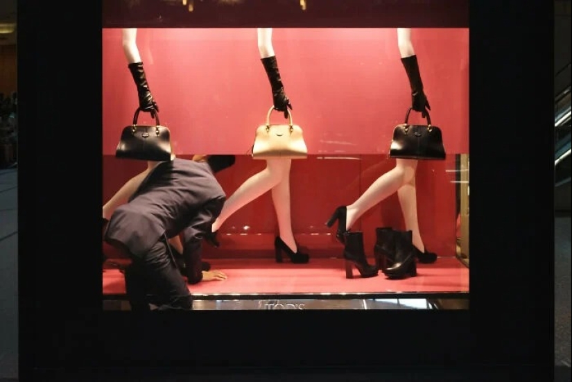 Hong Kong street photographer captures unexpected moments Hong Kong street photographer captures unexpected moments